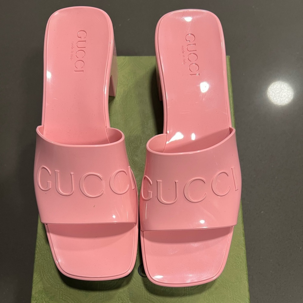 GUCCI- WOMEN’S RUBBER SLIDE SANDAL